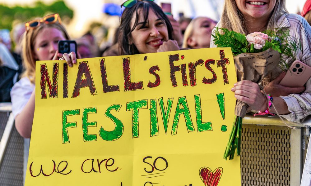 Photo of fans in front of stage Niall Horan