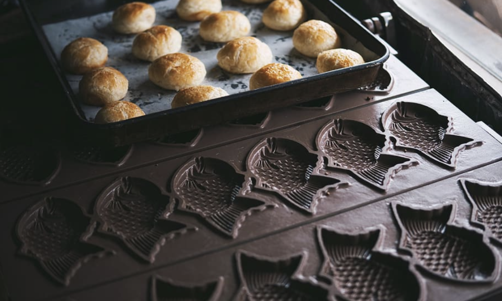 Image of baking tray courtesy of Evgeny Tchebotarev on Pexels