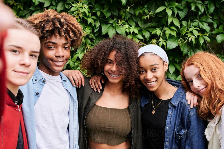 Image of teen friends by Ivan Gener