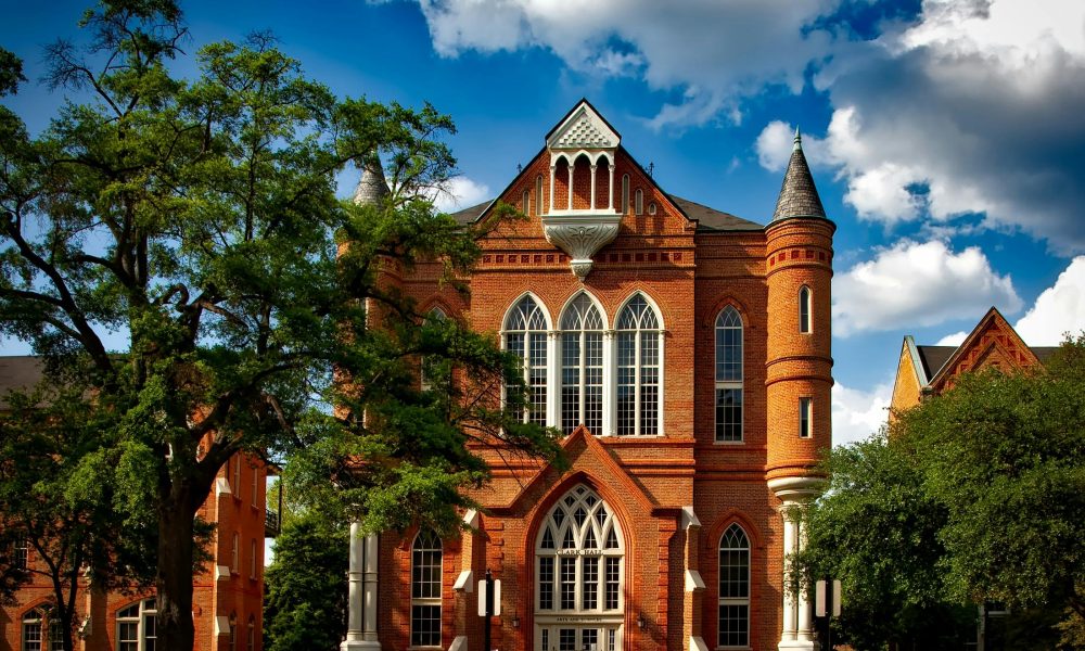 Photo of a building courtesy of Pixabay.